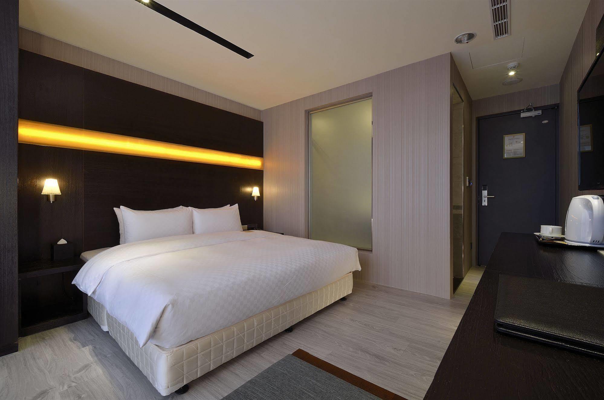 Hotel Cube Тайчжун Экстерьер фото
