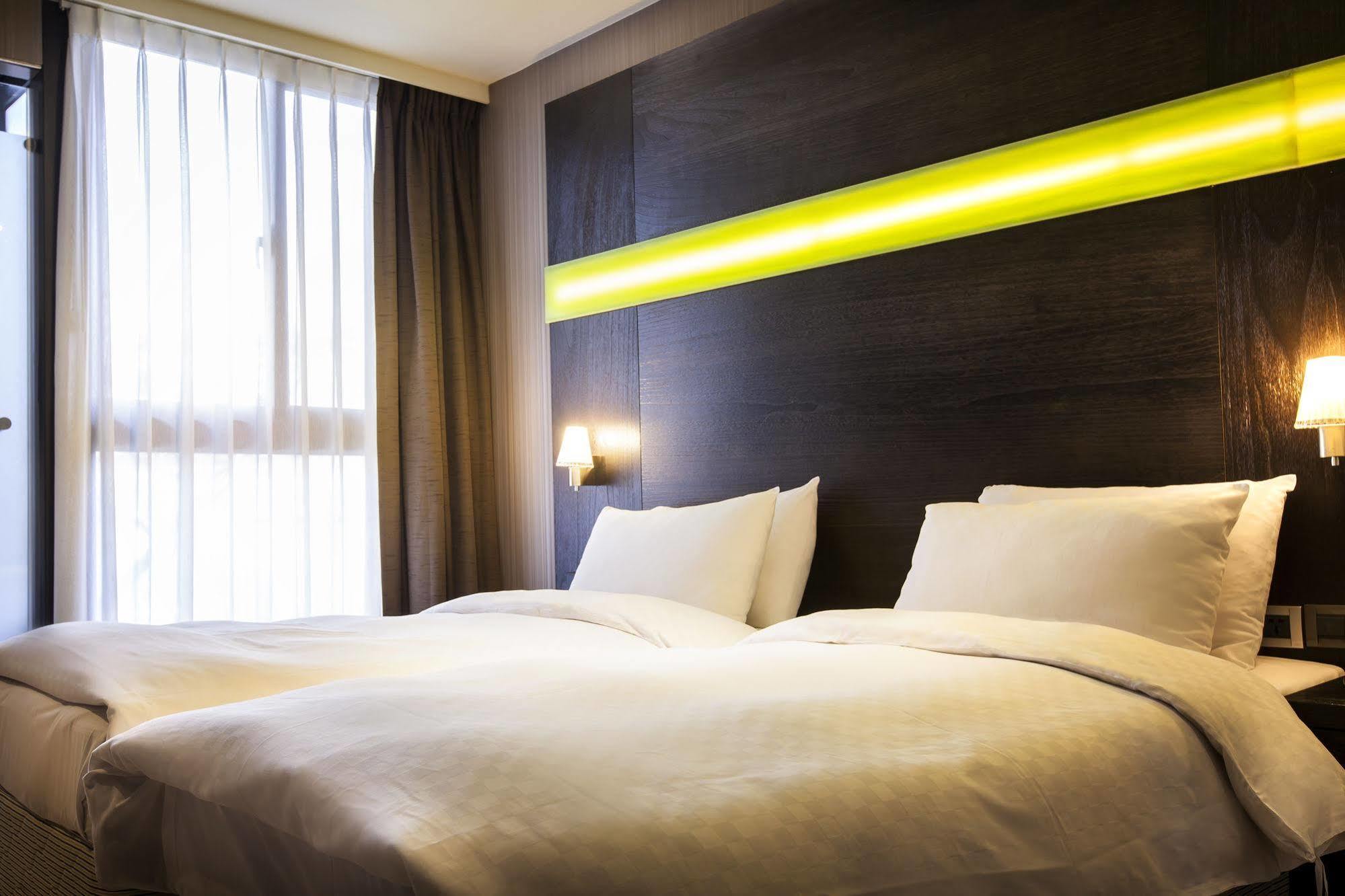 Hotel Cube Тайчжун Экстерьер фото