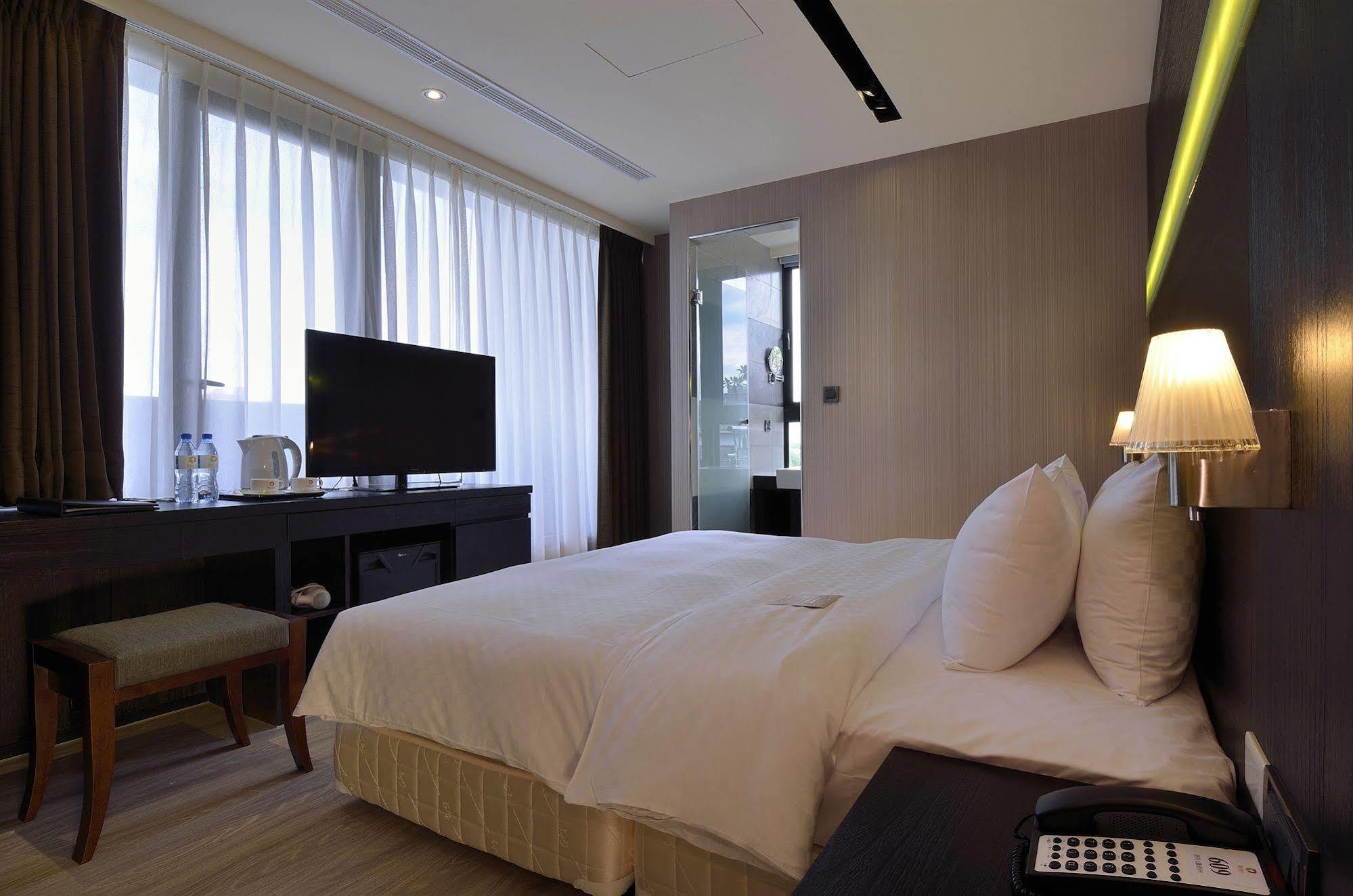 Hotel Cube Тайчжун Экстерьер фото