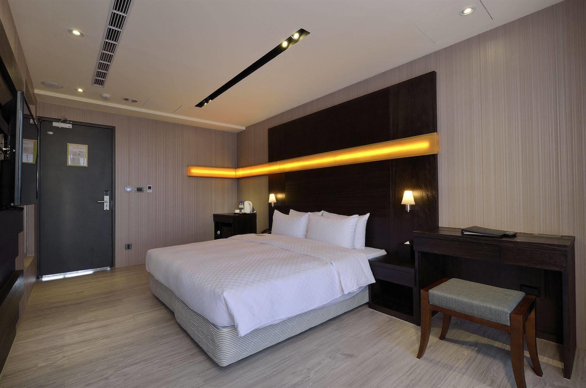Hotel Cube Тайчжун Экстерьер фото