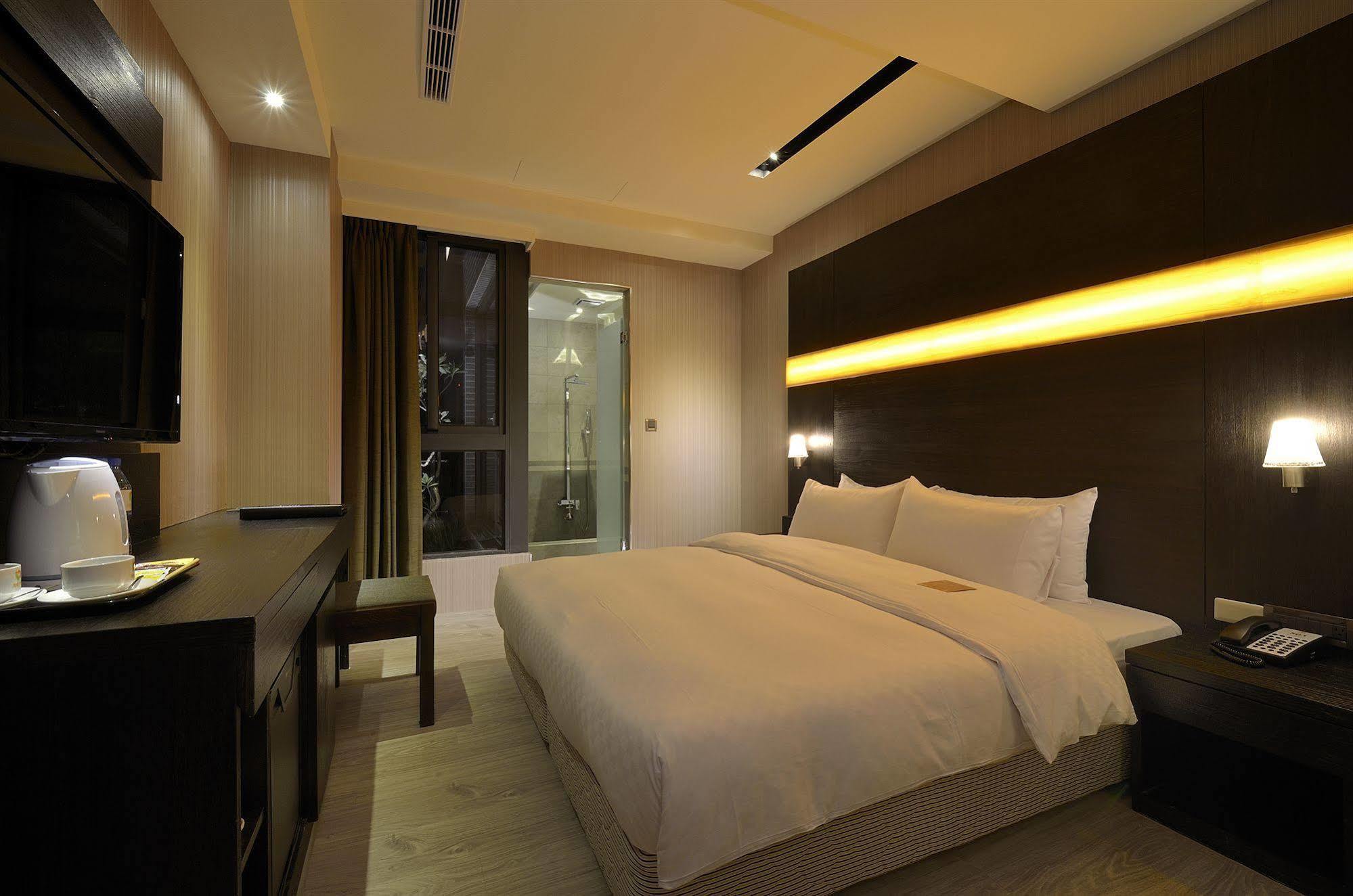 Hotel Cube Тайчжун Экстерьер фото