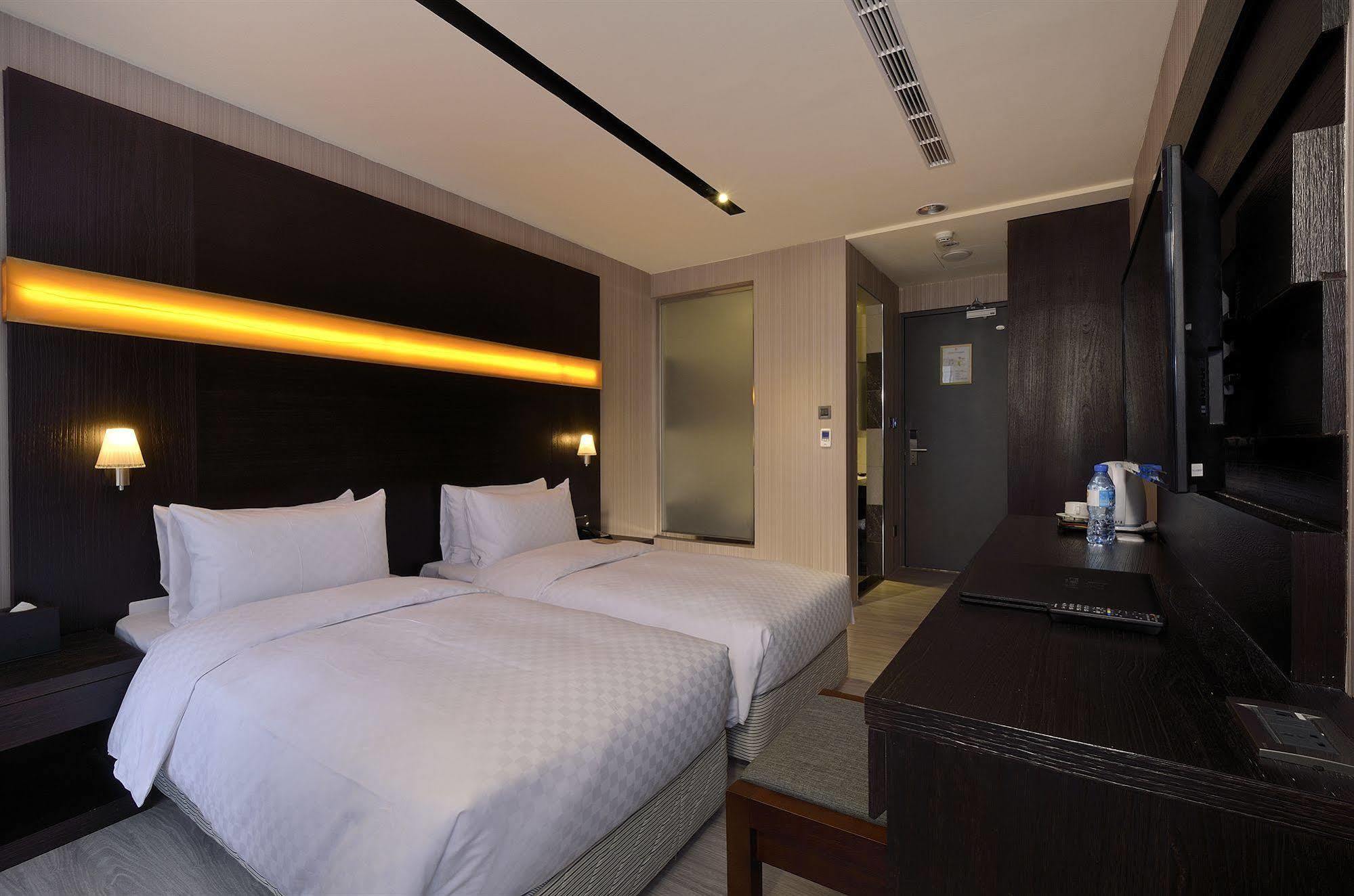 Hotel Cube Тайчжун Экстерьер фото